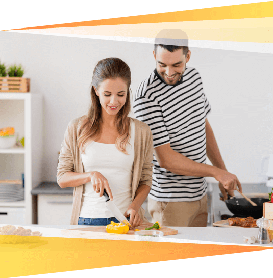 Un couple qui cuisine